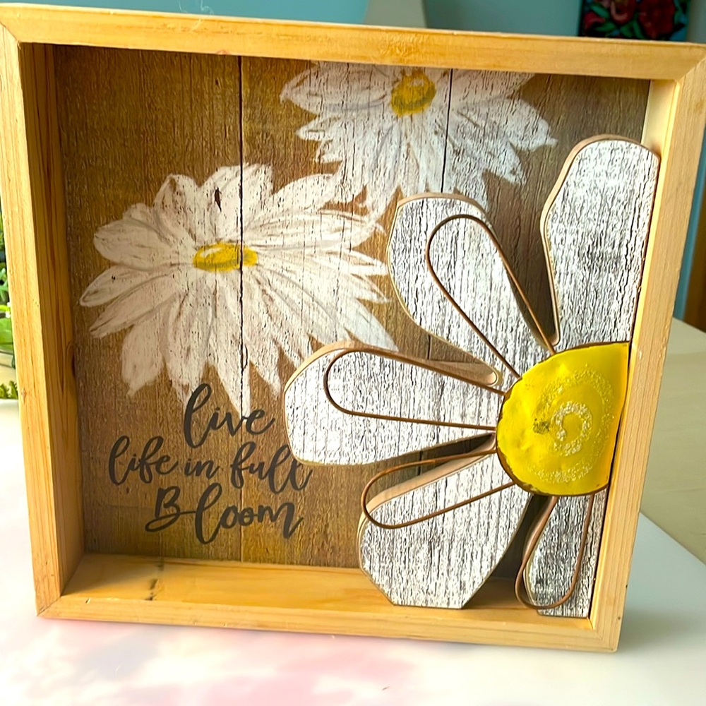 Young’s Inc ‘live life in full Bloom’ Daisy Box Sign